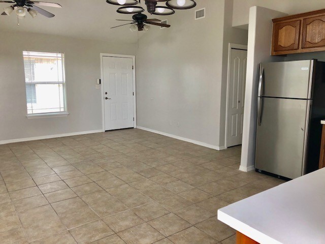 Building Photo - 724 S O'Hare Dr
