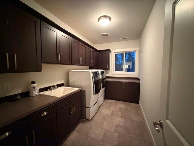 Building Photo - Spacious 5B Home in Desirable Sammamish neighborhood