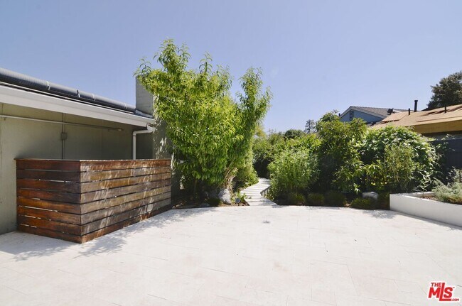 Building Photo - 9342 Debra Ave