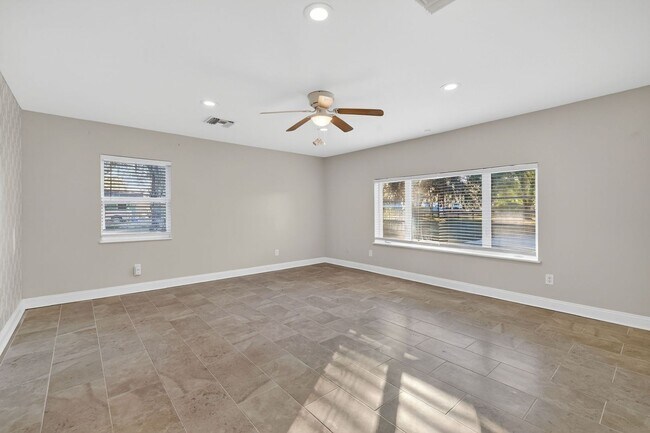 Building Photo - Lakefront 4-Bedroom Home for Rent in Beautiful Umatilla, FL