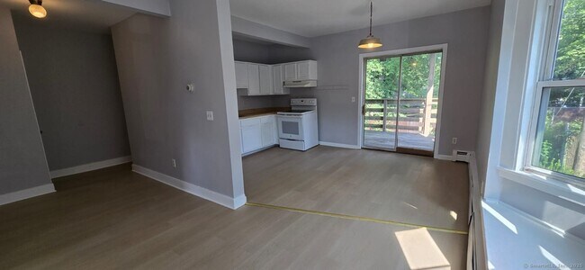 Building Photo - 306 Sigourney St