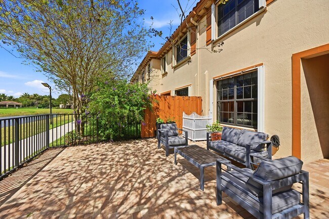 Building Photo - 10415 Wellington Parc Dr