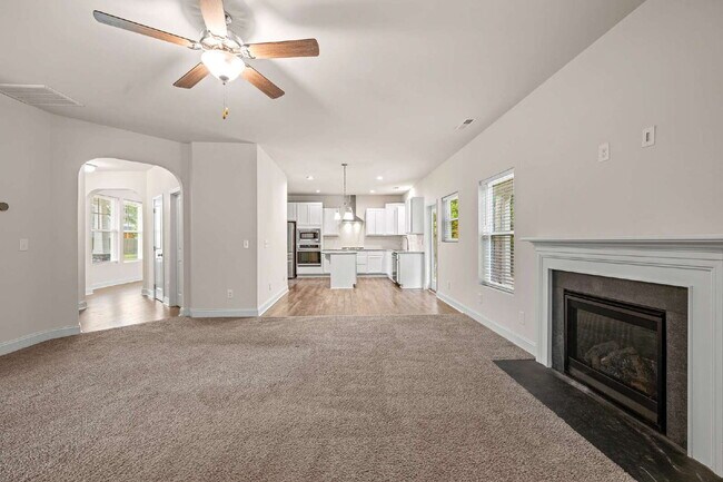 Building Photo - Spacious 4-Bedroom Retreat with 2.5 Baths ...