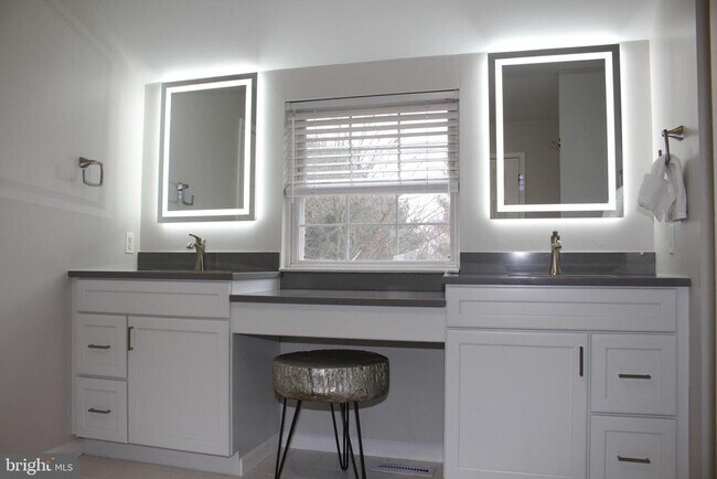 Building Photo - 176 S Patricia Dr