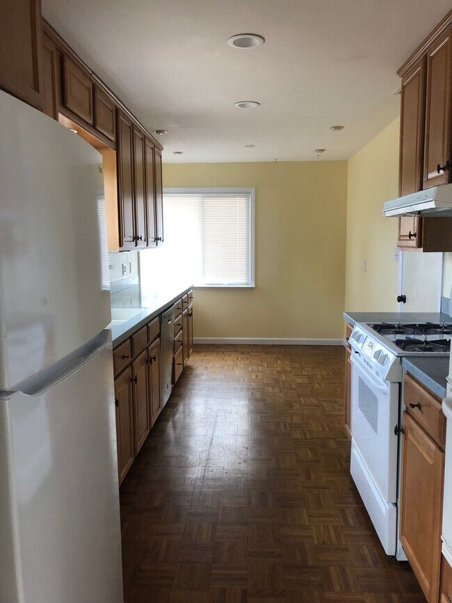 Building Photo - Charming Home w/ Large Yard - Available SOON