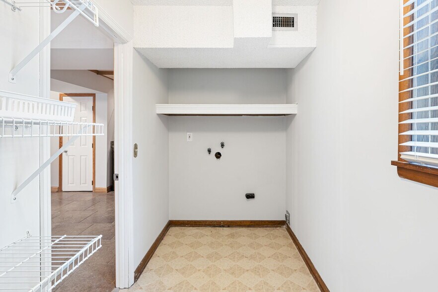 Building Photo - 3841 Dubois Dr