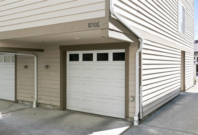 Building Photo - Wonderful 3 bed Townhome w/garage in Northgate! AVAILABLE 10/7/2026!