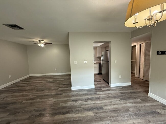 Building Photo - 2/1 UPDATED UNIT in a Triplex