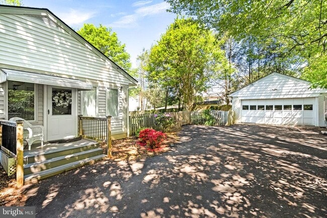 Building Photo - 521 S. Nursery Ave.