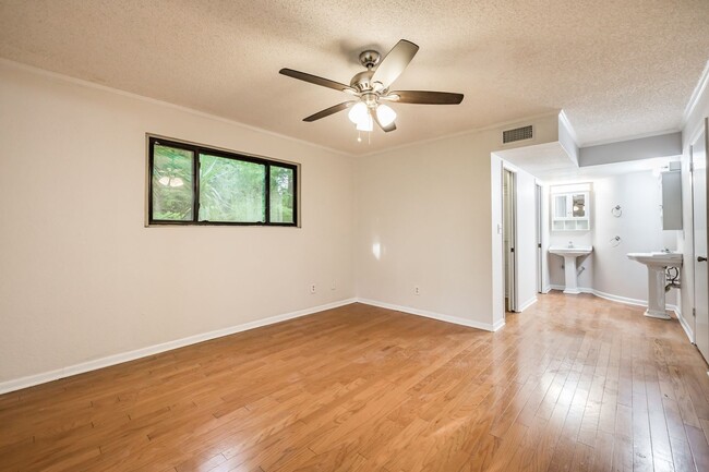 Building Photo - 3/2 Palm Harbor Townhouse AVAILABLE NOW!