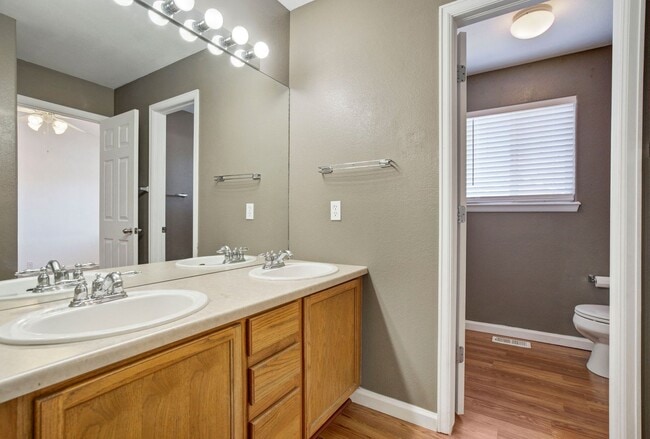 Building Photo - Cute 2bd, 2.5ba Townhome Across from Cottonwood Park....shorter lease term available