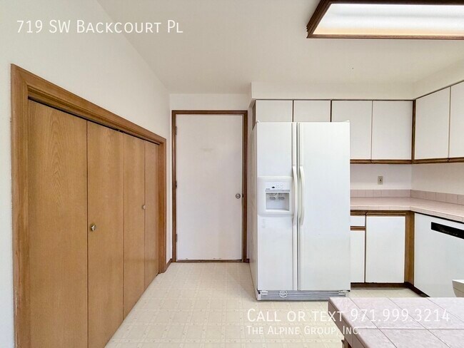 Building Photo - 719 SW Backcourt Pl