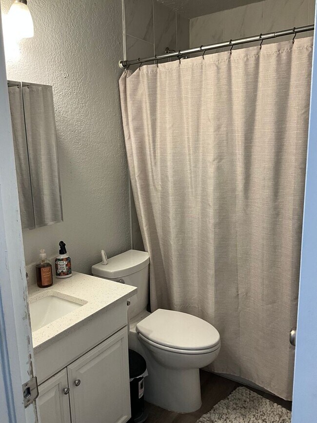 Building Photo - Renovated 3 Bedroom/ 1.5 Bath in Great Neiborhood