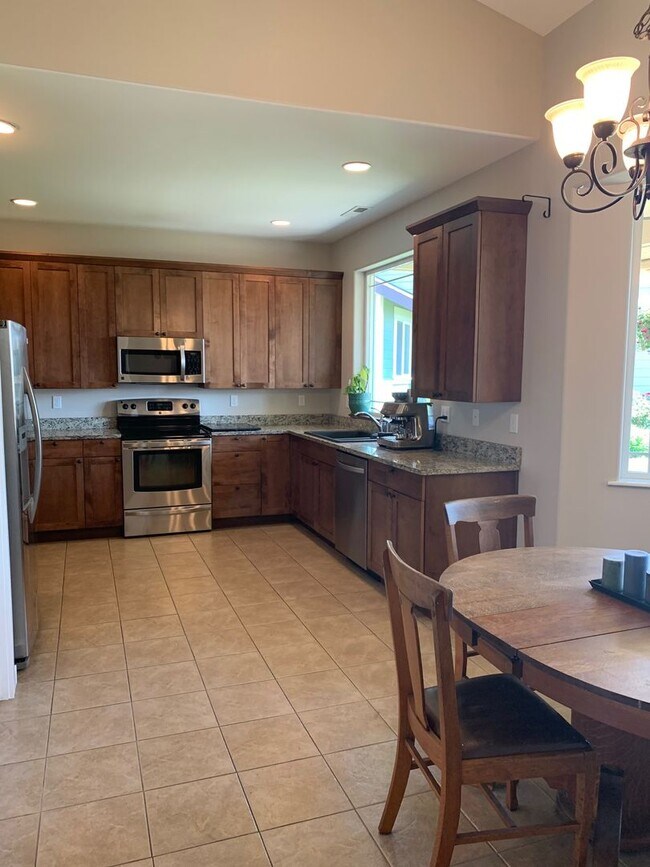 Building Photo - Modern 3 Bedroom Home