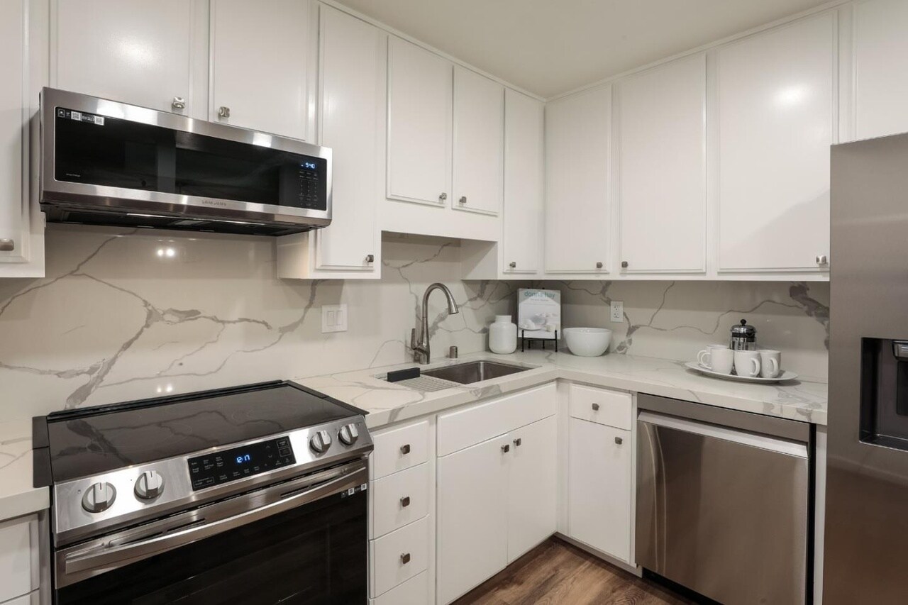 Building Photo - 49 Showers Dr