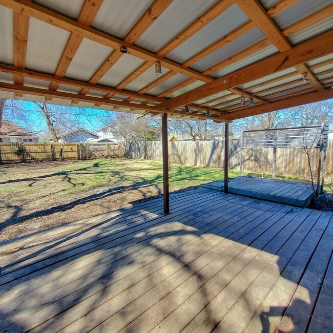 Building Photo - 3 Bedroom home in Shawnee