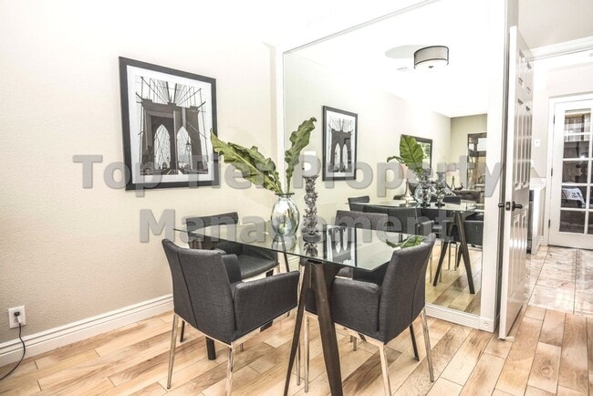 Building Photo - Very nice 2 bed / 2.5 bath / 1,185 sqft Walnut Creek Townhouse in desirable Main Chance Estates D...