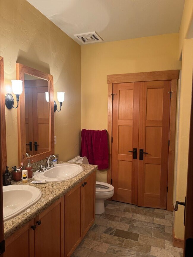 Building Photo - Luxury Fully Furnished 4BD/4BA Mountain Retreat with Hot Tub & Garage – Woodwinds #34, Mammoth Lakes