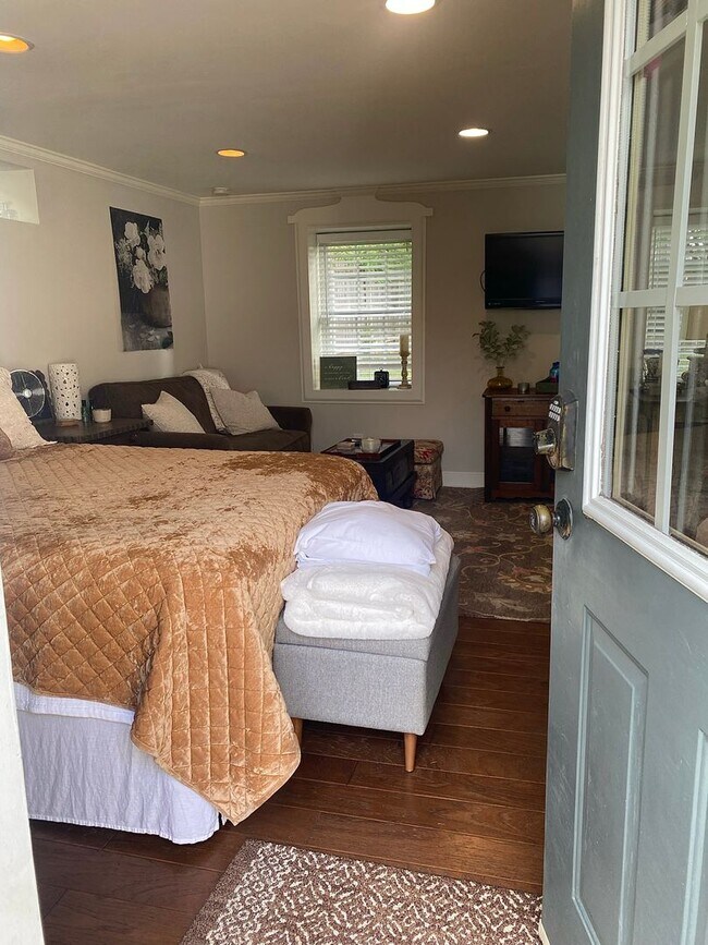 Building Photo - Sylvan Park Fully Furnished Home and Guest House-Shorter Term Leases Available!