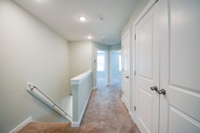 Building Photo - BEAUTIFUL! 2 Bedroom with Flex Space Townh...