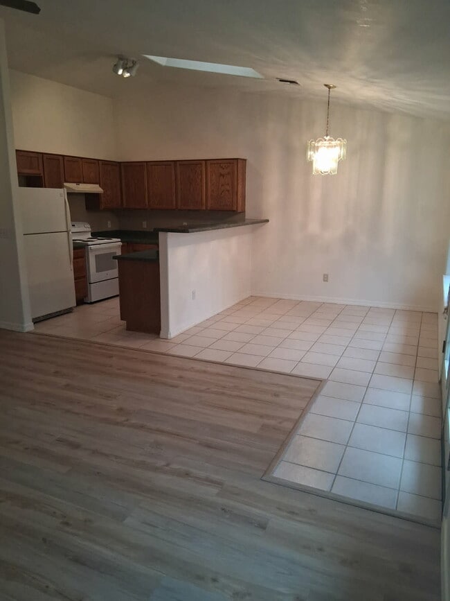 Building Photo - 1650 W Nikolaus