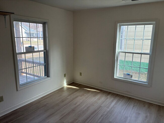 Building Photo - Beautiful! Remodeled 3 bed, 2 bath home and you don't want to miss this property. A must see for ...