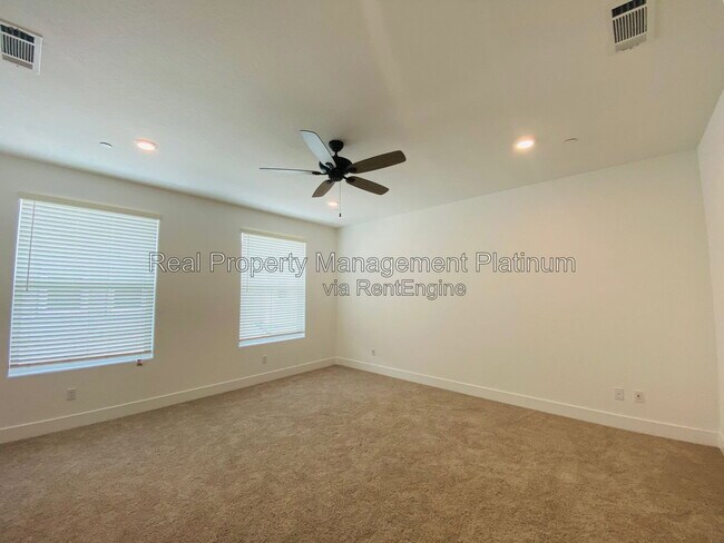 Building Photo - 2752 E Tamarind Dr