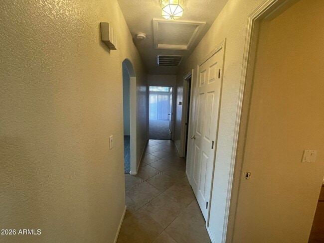 Building Photo - 1122 E Butler Dr