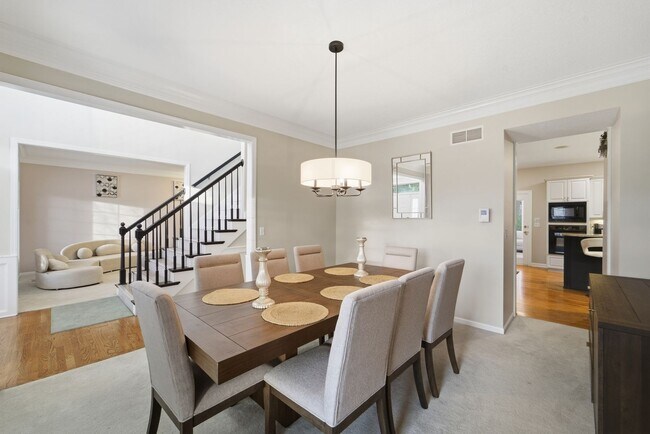 Building Photo - TIMELESS COMFORT!! 4 Bedroom, 4 Bathroom Home in Urbandale!