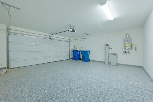 Building Photo - Mountains Edge!! Gated!!  4 bedrooms!! Primary Bedroom and bath down Stairs!! 2 Primary bedrooms!...