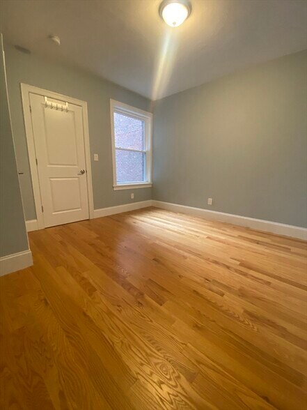 Building Photo - 233 Kelton St