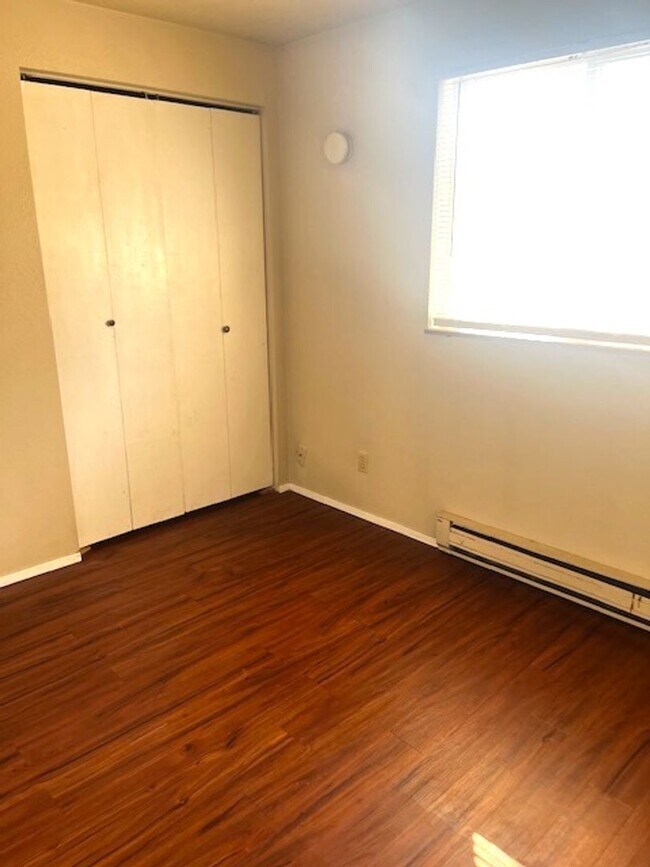 Building Photo - MP149 - 1014-1016 E Crown Ave