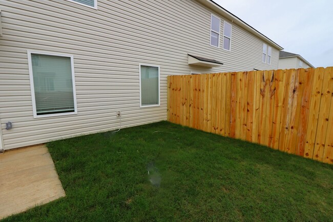 Building Photo - Lincoln Townhome