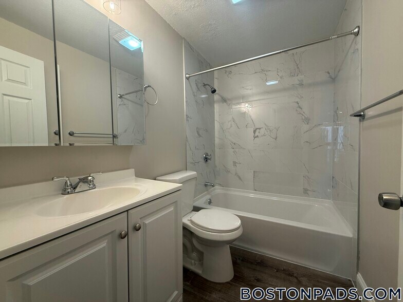 Building Photo - 27 Kenmar Dr