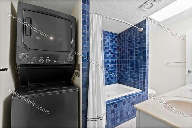 Building Photo - Darling Two Bedroom With Large Fenced Yard, Quick Access to Jackson Middle School and I5.