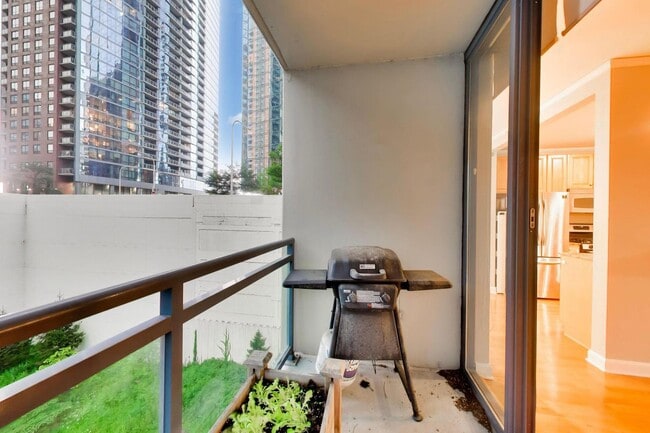 Building Photo - 201 N Westshore Dr
