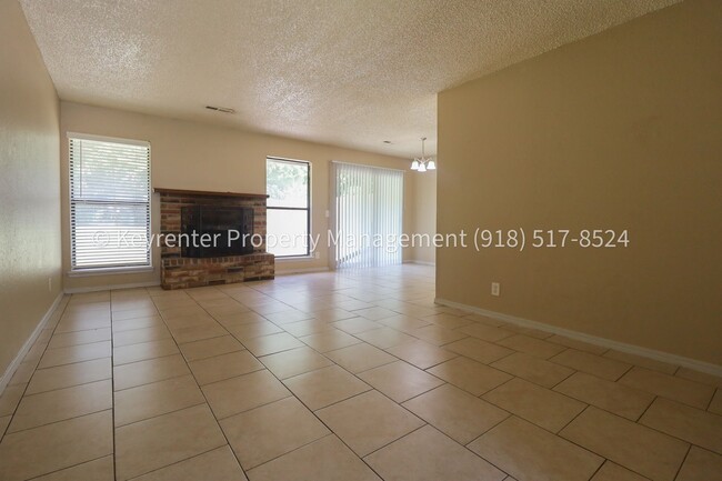 Building Photo - 4902 S Gum Ave