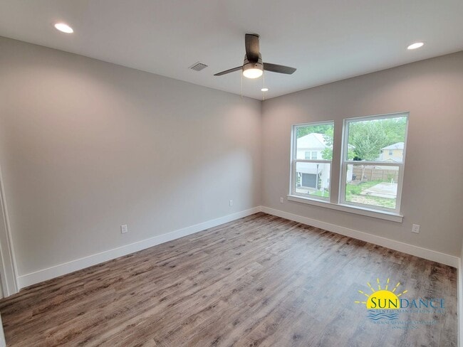 Building Photo - Stunning 3 Bedroom Home in SRB!