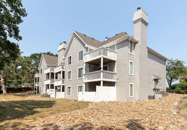 Building Photo - Shawnee Condo all redone close to Shops an...