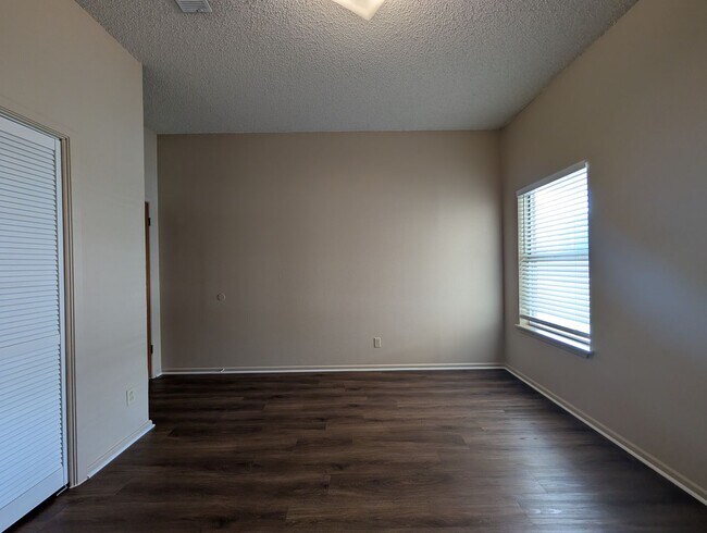 Building Photo - LOCATION!! On Wood Rd -Off Landa  / Fridge / Covered Back Patio / No Carpet / NBISD