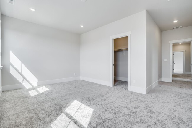 Building Photo - Beautiful New Build 4 Bed, 3 Bath Rental H...