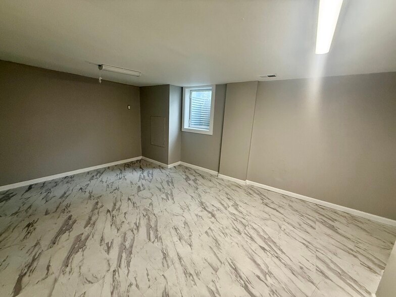 Building Photo - 5584 Chatford Dr