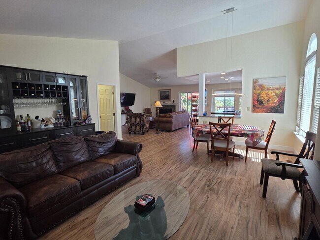 Building Photo - Northwest 4 bedroom, 2 bath with AMAZING V...