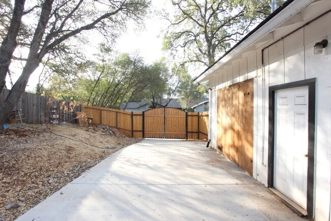 Building Photo - Stunning home in fabulous location!  They ...