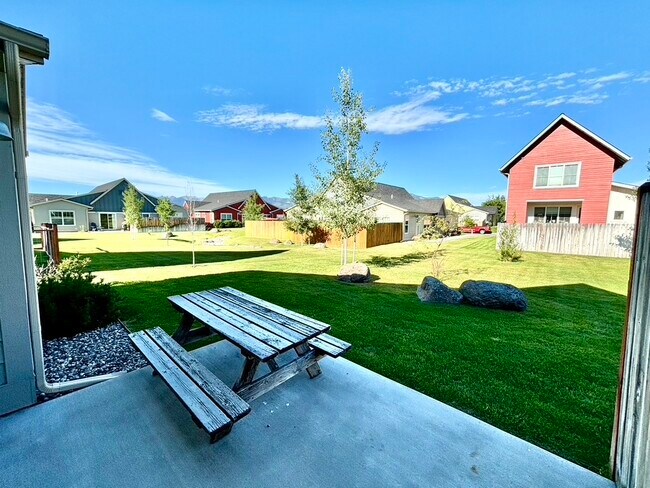Building Photo - 1640 New Holland Dr