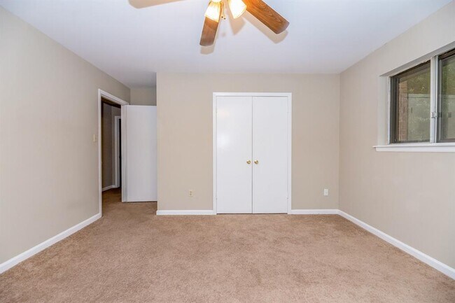 Building Photo - 2710 Yorktown Dr