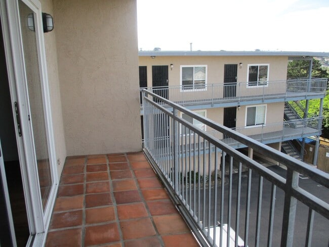 Building Photo - Desirable Pt Loma Fully Updated 1 BDR 1 BA Apartment.