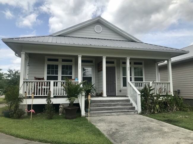 Building Photo - Beautiful 2/1 Duplex in Bay St. Louis, MS