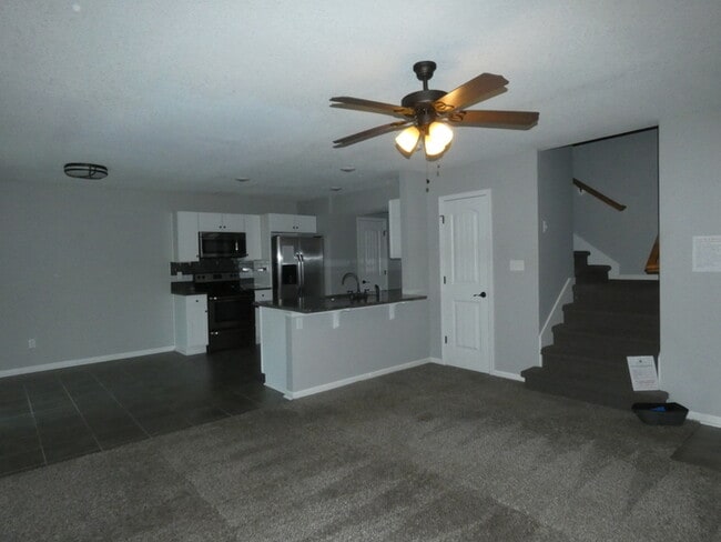 Building Photo - Beautiful Town Home!