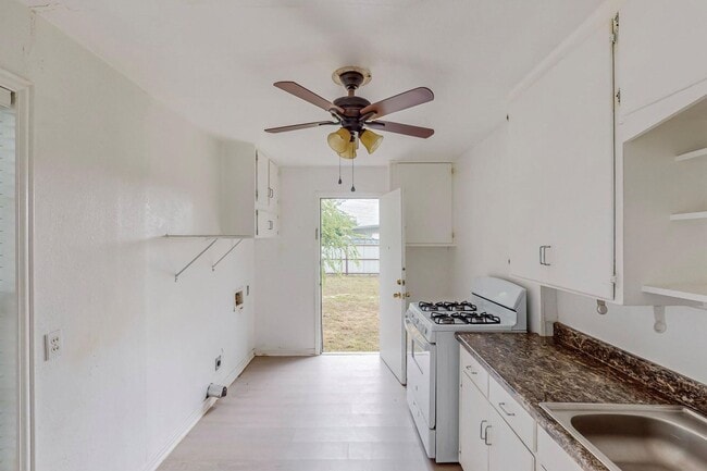 Building Photo - Charming, Quaint, and Ready to Welcome You Home